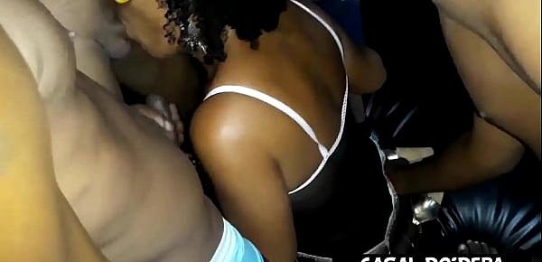  Esposa gostosa do Casal Sapeca no gangbang com Marido e mais 3 amigos pro Jr Doidera gravar